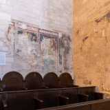 Quello sulla destra, contemporaneo alla costruzione dell�edificio, � malmesso: si scorgono comunque le sagome di santi di cui non � nota l'identit�